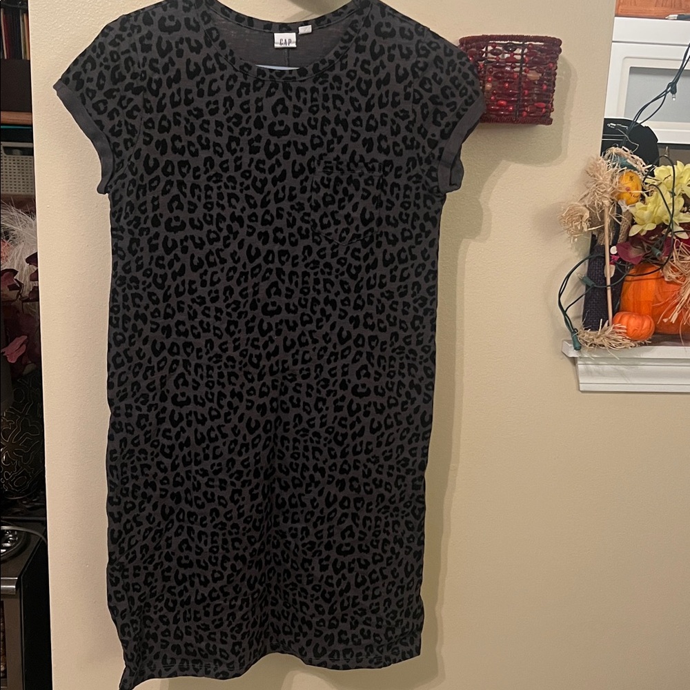Gap Tshirt Black and Gray leopard print size XS